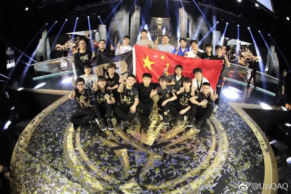 Uzi重返赛场，险胜首场状态出色，SKT观众沸腾！(uzi重返赛场现场)