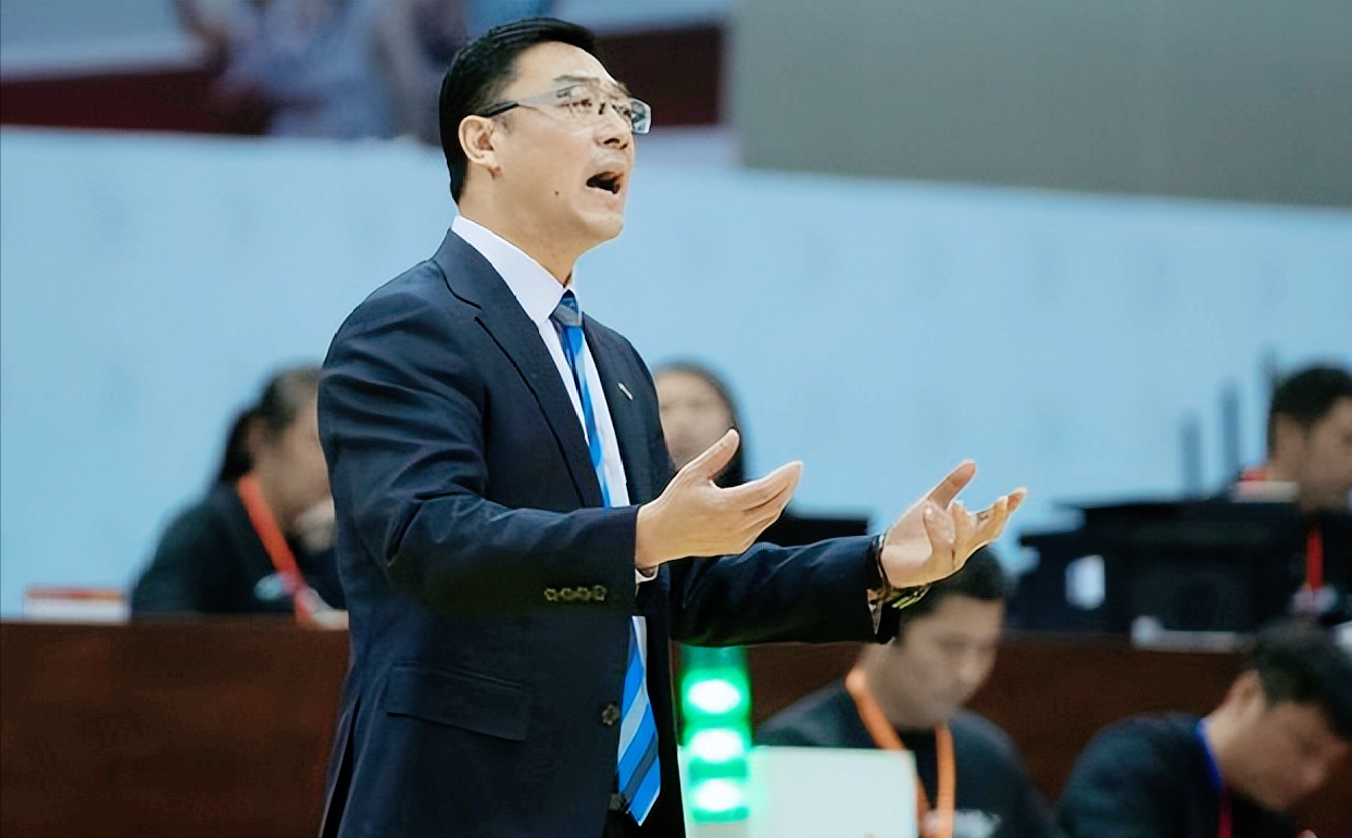 爱游戏官网 -南特训练开放日，窗口期远射贴柱引观众欢呼，社区盾在即，阵容厚度经受考验的简单介绍