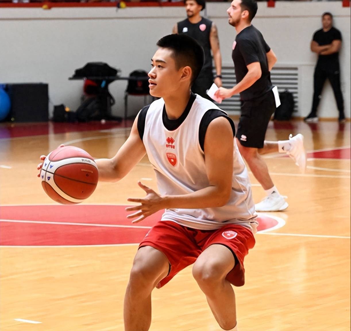 篮球行进间运球训练方法 篮球行进间运球训练方法