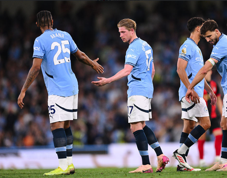 女角色捂肚子倒地动作