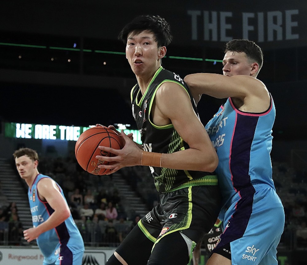 包含芝加哥公牛训练开放日，集结日绝杀压哨引欢呼，全明星赛在即，资深球员宣示担当的词条